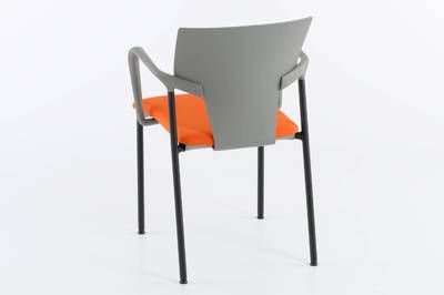 Stapelbare Kunststoffstühle mit Sitzpolster